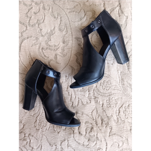 Simply Vera Vera Wang Black Cut Out Open Toe Heels - Picture 2 of 9